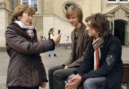 Lehrerin Petra Winter (Thekla Carola Wied) macht zur Motivation Fotos von ihren Jungs Nikolas (Joseph Bundschuh) und Anton (Shawn Karlborg, re.).