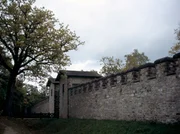 900 Wachtürme gab es auf dem nahezu 550 Kilometer langen Grenzwall zwischen Donau und Rhein. Nur noch Bruchteile des Grenzwalls sind erhalten. Allee zum Kastell Saalburg, Grenzmauern Saalburg.