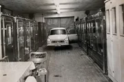 Die erste Brüterei in einer alten Garage, 1971. Die erste Brüterei in einer alten Garage, 1971.