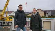 Torben und Marcel am Tag der Hausstellung. Die Errichtung des Fertigteilhauses dauert nur wenige Stunden.