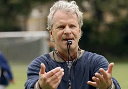 Hausmeister Christian Brenner (Peter Sattmann) ist Co-Trainer geworden. Weiteres Bildmaterial finden Sie unter www.br-foto.de.