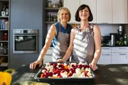 Theresa Frantz (rechts) mit K&uuml;chenfee Karin Link, Schwiegermutter in spe.
