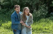 Romy Husmann (Lina Hüesker, r.) ist Zeugin eines tragischen Vorfalls geworden. Gregor (Jonas Minthe, l.) steht ihr bei. Romy Husmann (Lina Hüesker, r.) ist Zeugin eines tragischen Vorfalls geworden. Gregor (Jonas Minthe, l.) steht ihr bei.