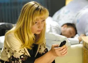 Wege zum Glück Kapitel 474 Elsa liest ein SMS von Nina an Ben: Corinna A. Horn als Elsa, Hubertus Grimm als Ben Wege zum Glück Kapitel 474 Elsa liest ein SMS von Nina an Ben: Corinna A. Horn als Elsa, Hubertus Grimm als Ben