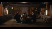 Lasse (Albert Rosin Harson) und Aamund (Peter Gantzler) üben mit den Königskandidaten für die morgige Prüfung. Lasse (Albert Rosin Harson) und Aamund (Peter Gantzler) üben mit den Königskandidaten für die morgige Prüfung.