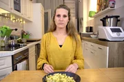 Trostlosigkeit nicht nur auf dem Teller: Rebecca R. leidet an Neurodermitis. Die sonst so lebenslustige Frau kann sich kaum dazu aufraffen, gesund und vielseitig zu kochen. Trostlosigkeit nicht nur auf dem Teller: Rebecca R. leidet an Neurodermitis. Die sonst so lebenslustige Frau kann sich kaum dazu aufraffen, gesund und vielseitig zu kochen.