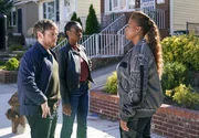 (v.l.n.r.) Agent Bradley (Michael Drayer); Agent Angela Seeley (Jacqueline Nwabueze); Robyn McCall (Queen Latifah) (v.l.n.r.) Agent Bradley (Michael Drayer); Agent Angela Seeley (Jacqueline Nwabueze); Robyn McCall (Queen Latifah)