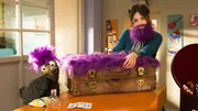Lila behaart und gefedert! Rudi (Lennart Morgenstern), der Koffer (Thomas Rohloff) und Siebenstein (Anna Werner Friedmann) wachsen eigensinnige Haare und Federn, die sie einfach nicht mehr loswerden.