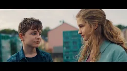 Matti (Ben Bernar) und Meeri (Leni Deschner) verstehen sich richtig gut.