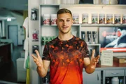 Fitnesstrainer Kenny (Joshua Kimmich) dreht einen Fitness-Clip für seine Follower. Fitnesstrainer Kenny (Joshua Kimmich) dreht einen Fitness-Clip für seine Follower.