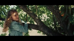 Meeri (Leni Deschner) h&auml;ngt im Baum mit einem Huhn fest.