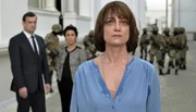 An ihr klebt Blut: Karla Lorenz (Natalia Wörner) musste auf eigene Faust handeln. Im Hintergrund: der Sonderbeauftragte Thomas Eick (Thomas Sarbacher) und seine tunesische Ansprechpartnerin Kousri (Renan Demirkan).