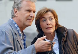 Lehrerin Petra Winter (Thekla Carola Wied) und Hausmeister Christian Brenner (Peter Sattmann) ziehen endlich an einem Strang.