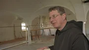 Pater Lukas im denkmalgesch&uuml;tzten ehemaligen Ochsenstall des Klosters Scheyern.