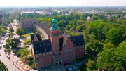 Unterwegs im Norden von Berlin. Wie wäre es mit Wild aus Berliner Wäldern, einem Schnäppchen im Gebrauchtwarenkaufhaus der BSR und einem Besuch in den alten „Wilhelm Hallen". Ein Streifzug durch Reinickendorf mit vielen Tipps und Entdeckungen. - Blick auf das Rathaus in Reinickendorf.