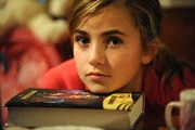 Valentina (Lilly Reulein) ist enttäuscht, weil Sebastian nicht mit ihr zur Eisbahn kann. Valentina (Lilly Reulein) ist enttäuscht, weil Sebastian nicht mit ihr zur Eisbahn kann.