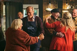 Das Leben geht weiter: fr&ouml;hliche Stimmung herrscht in Thomas Winterspergers (Ulrich Tukur, 2.v.l.) Hafenkneipe, dem neuen Treffpunkt der Dorfbewohner). Mit dem Faktotum Rena (Carmen-Maja Antoni, l) wagt Thomas ein T&auml;nzchen, Kellnerin Wiebke (Marie Sch&ouml;neburg, r.) hat sich Max (Hans-Peter Korff, 2.v.r.) geschnappt