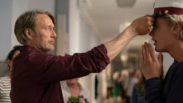 Martin (Mads Mikkelsen, li.) ist wie ver&auml;ndert.