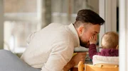 Steffi liebt Frank als Vater und Ehemann, kann sich aber nicht vorstellen, mit einem Geizhals alt zu werden. Steffi liebt Frank als Vater und Ehemann, kann sich aber nicht vorstellen, mit einem Geizhals alt zu werden.