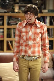 Howards (Simon Helberg) Flirtversuche bei Penny prallen wie immer an ihr ab. Verletzt und entt&auml;uscht zieht er sich nach Hause zur&uuml;ck und l&auml;sst sogar sein Roboterkampf-Team im Stich ...