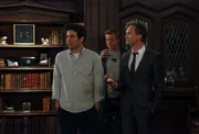 Im Haus des Captains angekommen, wollen Ted (Josh Radnor, l.), Billy Zabka (William Zabka, M.) und Barney (Neil Patrick Harris, r.) endlich wissen, warum Lily hier zu Besuch war ...