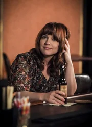 Nell Jones (Renée Felice Smith)