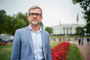 Club: america let's talk - Trump 2.0 - Demokratie im Stresstest; Folge 3; Peter Düggeli vor dem weissen Haus in Washington