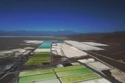 DOK: Lithium in Europa - Gelingt ein nachhaltiger Kreislauf? Lithium wird bislang hauptsächlich in Südamerika und Australien gefördert - mit viel Wasser- und Energieeinsatz und auch Umweltproblemen.