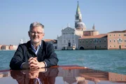 Welten-Saga — Die Schätze Europas. Christopher Clark erkundet Venedigs Lagune mit dem Boot. Welten-Saga — Die Schätze Europas. Christopher Clark erkundet Venedigs Lagune mit dem Boot.