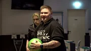 S12E95: Damian und Freundin Jana verbringen den Abend in der Bowlinghalle. Jana bringt sogar ihre eigene Kugel mit, während Damian bislang nur an der Wii gespielt hat. Gleich mit seinem allerersten Wurf gelingt ihm ein Strike. S12E95: Damian und Freundin Jana verbringen den Abend in der Bowlinghalle. Jana bringt sogar ihre eigene Kugel mit, während Damian bislang nur an der Wii gespielt hat. Gleich mit seinem allerersten Wurf gelingt ihm ein Strike.