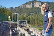 Öko-Ingenieurin Sabine Käfer mit der Drau im Hintergrund.