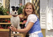 Marie (Mira Bartuschek) l&auml;sst sich zusammen mit ihrem Hund R&auml;uber fotografieren.