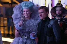 Stolz pr&auml;sentiert Effie (Elizabeth Banks, l.) auf dem Empfang in der Hauptstadt ihren Gewinner Peeta (Josh Hutcherson, M.). Doch ihr Gl&uuml;cksgef&uuml;hl wird ihr schon bald genommen ...