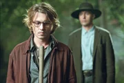 Schon bald muss sich Mort (Johnny Depp, l.) fragen, ob Shooter (John Turturro, r.) lediglich ein Wahnsinniger ist, der Amok l&auml;uft, oder ob jemand anderes hinter den mysteri&ouml;sen Unf&auml;llen steckt...
