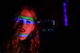 Erin (Ellie Bamber)