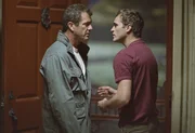 Nach dem Unfalltod seiner Frau hat Graham Hess (Mel Gibson, l.) den Talar und seinen Glauben abgelegt und lebt nun mit Bruder (Joaquin Phoenix, r.) und Kindern zur&uuml;ckgezogen auf einer Farm. Doch dann muss er erfahren, dass es zwischen Himmel und H&ouml;lle weit mehr gibt, als der Verstand erfassen kann ...