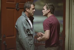 Nach dem Unfalltod seiner Frau hat Graham Hess (Mel Gibson, l.) den Talar und seinen Glauben abgelegt und lebt nun mit Bruder (Joaquin Phoenix, r.) und Kindern zur&uuml;ckgezogen auf einer Farm. Doch dann muss er erfahren, dass es zwischen Himmel und H&ouml;lle weit mehr gibt, als der Verstand erfassen kann ...