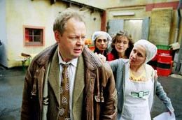 Die fristlosen K&uuml;ndigungen wollen sich die drei Freundinnen (Ilknur Boyraz, 2.v.l.; Henriette Heinze, 2.v.r.; Barbara Philip, r.) so nicht gefallen lassen und ziehen ihren Chef Bunz (Fritz Roth, l.) zur Rechenschaft.