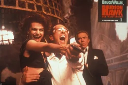 Fast am Ziel seiner W&uuml;nsche: das steinreiche Ehepaar Minerva (Sandra Bernhard, l.) und Darwin Mayflower (Richard E. Grant, M.). Doch dann heftet sich CIA-Mann Kaplan (James Coburn, r.) an seine Fersen ...