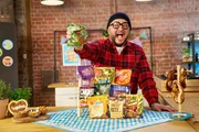 Sebastian Lege packt aus. Er widmet sich scheinheiligen Snacks. Pretzel Bites, Brotchips, Cracker und Honig-Salz-Nüsse - sie alle haben ein dunkles Geheimnis.