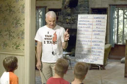 Tom Baker (Steve Martin) will sich auf den Wettkampf mit der Familie Murtaugh bestens vorbereiten und erstellt einen Masterplan, den er seinen Kindern eintrichtert.