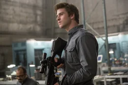 F&uuml;r Katniss w&uuml;rde Gale (Liam Hemsworth) alles tun. Deshalb will er ihr dabei helfen, die Gefangenen zu befreien. Doch reichen Spezialwaffen aus, die Gegner ein f&uuml;r alle Male auszuschalten und somit die Freiheit des Volkes zur&uuml;ckzugewinnen?