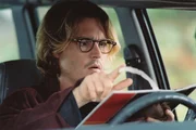 Zun&auml;chst ist sich Mort (Johnny Depp) ziemlich sicher, dieses Missverst&auml;ndnis ganz schnell aufkl&auml;ren zu k&ouml;nnen, indem er dem psychotischen Fremden einfach die Originalversion seiner Geschichte zeigt, die bereits ein Jahr vor dessen Buch erschienen ist. Doch dann ist das Original nicht mehr auffindbar ...
