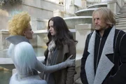 Starten in eine ungewisse Zukunft, aber voller Hoffnungen auf ein gl&uuml;ckliches Leben: Effie (Elizabeth Banks, l.), Katniss (Jennifer Lawrence, M.) und Haymitch (Woody Harrelson, r.) ...