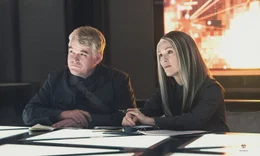 Was f&uuml;hren die mysteri&ouml;se Pr&auml;sidentin Coin (Julianne Moore, r.) und ihr Verb&uuml;ndeter Heavensbee (Philip Seymour Hoffman, l.) wirklich im Schilde?