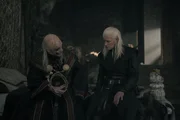 König Viserys I. Targaryen (Paddy Considine, l.); Daemon Targaryen (Matt Smith, r.)