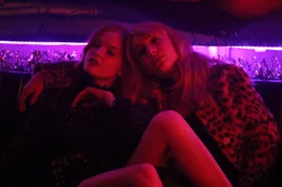 Erin (Ellie Bamber, l.); Leah (Hannah Marks, r.)