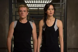 F&uuml;rs Jubil&auml;umsevent der 75. Hunger Games sollen alte Gewinner gegeneinander antreten, eine &uuml;berraschende Ver&auml;nderung der Regeln. Pr&auml;sident Snows letzte Chance, um die umtriebige Katniss (Jennifer Lawrence, r.) und ihren Kampfgef&auml;hrten Peeta (Josh Hutcherson, l.) auszuschalten ...