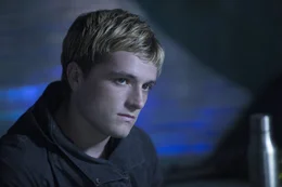 Lange Zeit war Peeta (Josh Hutcherson) im Capitol psychischer Folter ausgesetzt, jetzt glaubt er, dass Katniss immer ein falsches Spiel gespielt und ihn nie geliebt habe. Doch dann kehren nach und nach die Erinnerungen zur&uuml;ck ...