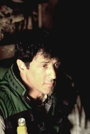 Zw&ouml;lf &Uuml;berlebende sind 100 Fu&szlig; unter dem Hudson River giftigem Rauch und Feuer ausgesetzt. Latura 8Sylvester Stallone), l&auml;sst sich ohne zu z&ouml;gern durch einen Bel&uuml;ftungsschacht zu ihnen nach unten schleusen, um sie durch diesen ins Freie zu bringen.